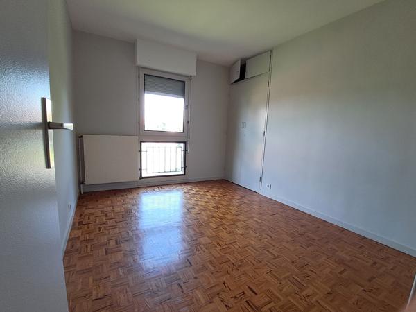 Bel appartement rénové dans résidence calme bien située.