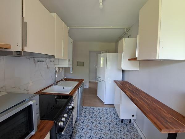 Bel appartement rénové dans résidence calme bien située.