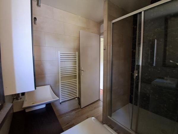 Bel appartement rénové dans résidence calme bien située.