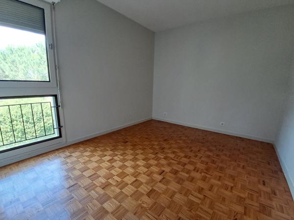 Bel appartement rénové dans résidence calme bien située.