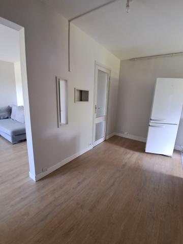 Bel appartement rénové dans résidence calme bien située.