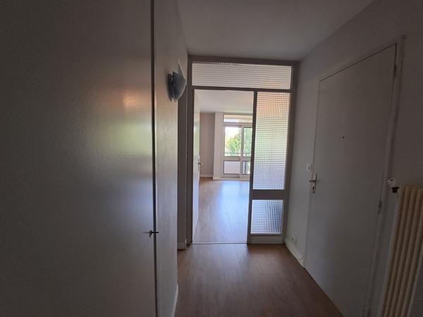 Bel appartement rénové dans résidence calme bien située.