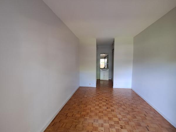 Bel appartement rénové dans résidence calme bien située.