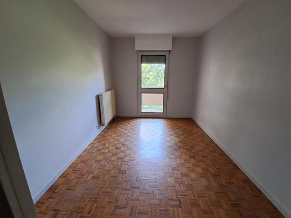 Bel appartement rénové dans résidence calme bien située.