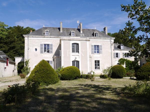 Elégant petit château XVIIIe dans la Brenne en Berry, avec gîtes et écuries