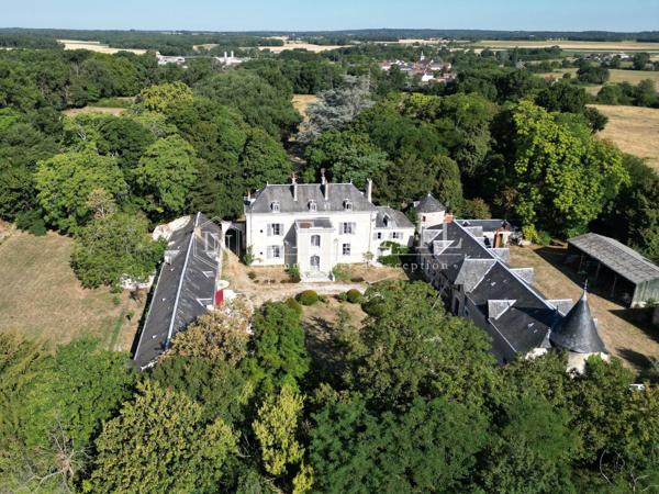 Elégant petit château XVIIIe dans la Brenne en Berry, avec gîtes et écuries