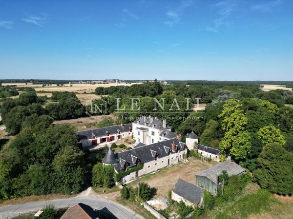 Elégant petit château XVIIIe dans la Brenne en Berry, avec gîtes et écuries