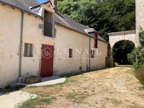 Elégant petit château XVIIIe dans la Brenne en Berry, avec gîtes et écuries