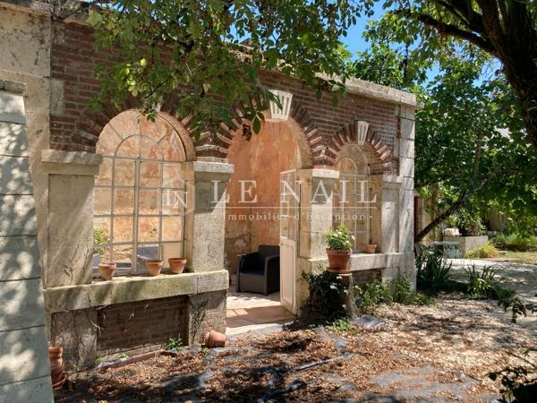 Elégant petit château XVIIIe dans la Brenne en Berry, avec gîtes et écuries
