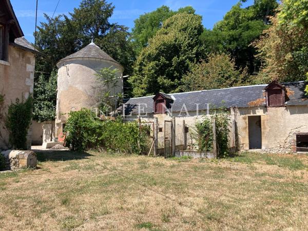 Elégant petit château XVIIIe dans la Brenne en Berry, avec gîtes et écuries