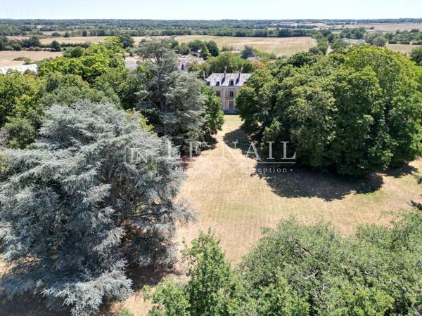 Elégant petit château XVIIIe dans la Brenne en Berry, avec gîtes et écuries