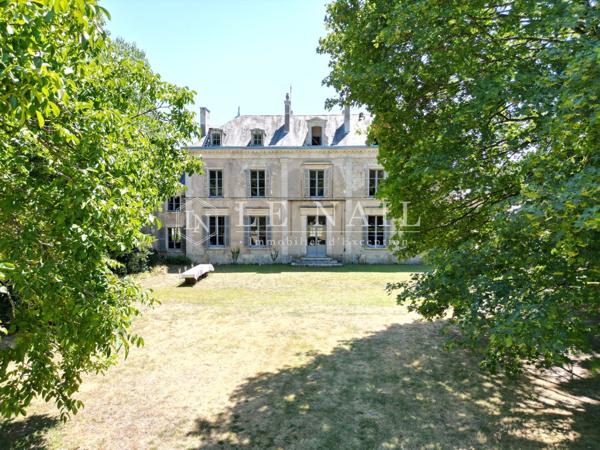 Elégant petit château XVIIIe dans la Brenne en Berry, avec gîtes et écuries