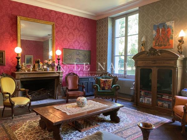 Elégant petit château XVIIIe dans la Brenne en Berry, avec gîtes et écuries