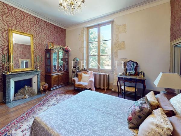 Elégant petit château XVIIIe dans la Brenne en Berry, avec gîtes et écuries