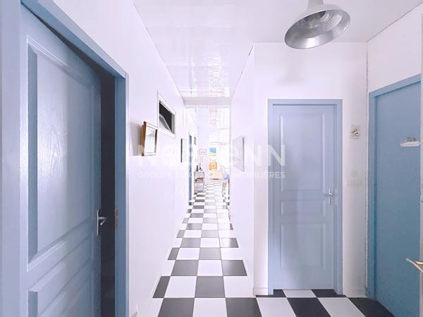 Spacieux appartement 8 pièces de 149.05 m2 (165 m² hab) avec terrasse jardin à flan de falaise à Fleury d'Aude Saint-Pierre-La-Mer