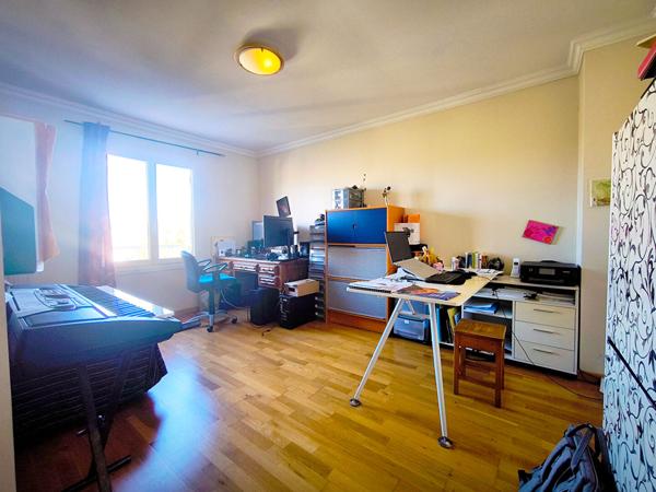 Maison rénovée Carcassonne quatre chambres deux salles d eau séjour 37 m² chauffage gaz panneaux solaires