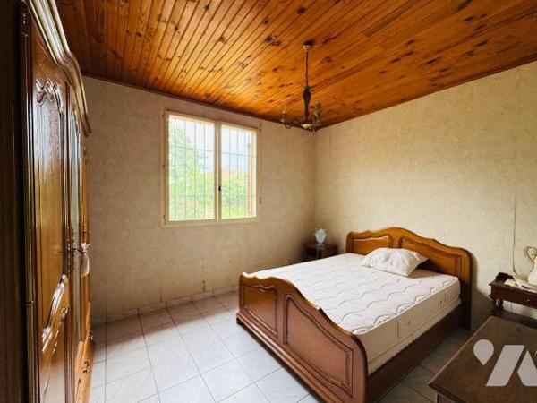 Située dans le quartier de Saint-André, à proximité de L'Estaque, cette maison de plain-pied d'...