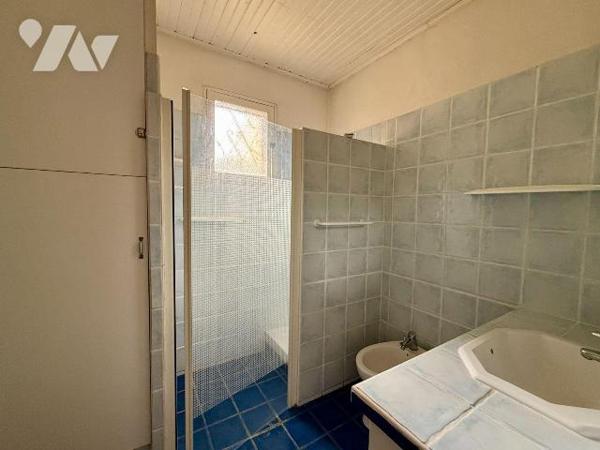 Située dans le quartier de Saint-André, à proximité de L'Estaque, cette maison de plain-pied d'...