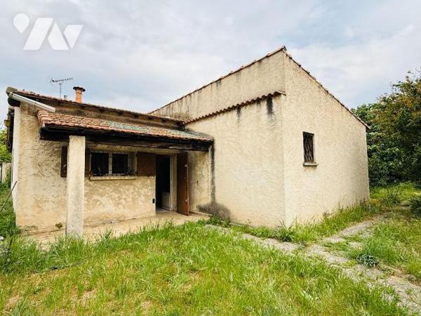 Située dans le quartier de Saint-André, à proximité de L'Estaque, cette maison de plain-pied d'...