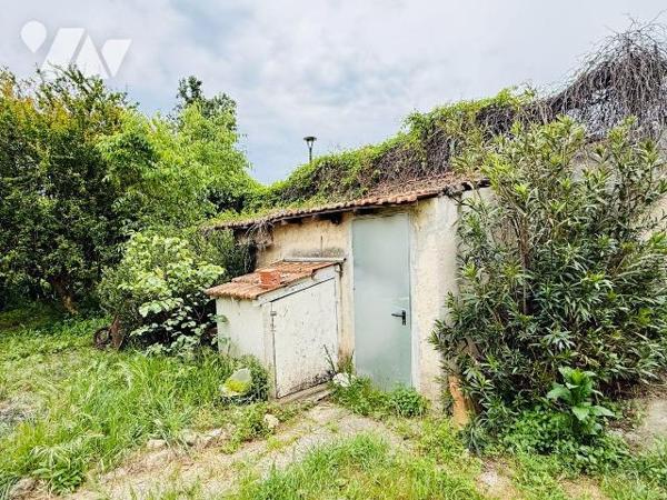 Située dans le quartier de Saint-André, à proximité de L'Estaque, cette maison de plain-pied d'...