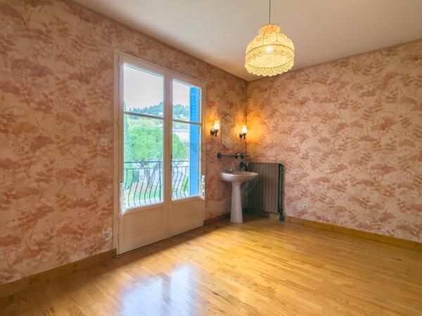 Maison familiale avec annexes et jardin à Privas