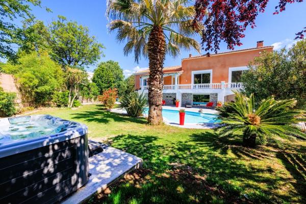 13012 / Maison 250m2 / Terrain 1019m2 / Piscine / Jacuzzi