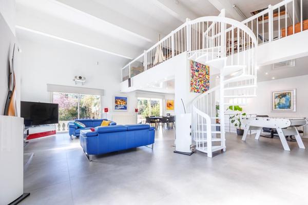 13012 / Maison 250m2 / Terrain 1019m2 / Piscine / Jacuzzi