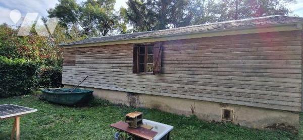 Terrain de loisirs avec chalet de 42 m² à vendre à Thouars (79100), avec ponton, remise et puits.