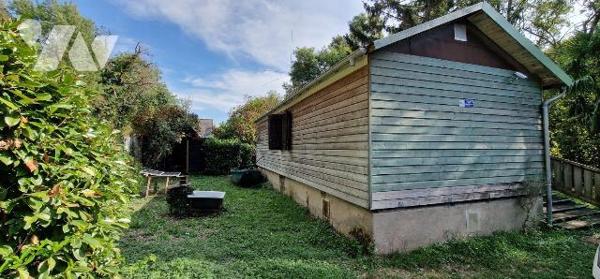 Terrain de loisirs avec chalet de 42 m² à vendre à Thouars (79100), avec ponton, remise et puits.