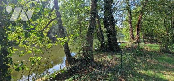 Terrain de loisirs avec chalet de 42 m² à vendre à Thouars (79100), avec ponton, remise et puits.