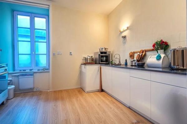 Dpt Finistère (29), immeuble à vendre Rosporden - Deux appartements - local commerciale - habitations.