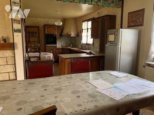 Grande maison sur sous-sol comprenant :
Au-rez-de-chaussée : entrée, cuisine, séjour avec chem...