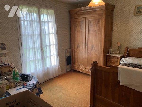 Grande maison sur sous-sol comprenant :
Au-rez-de-chaussée : entrée, cuisine, séjour avec chem...