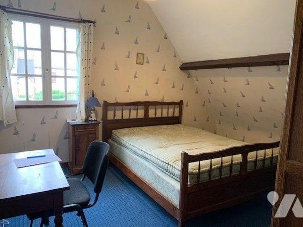 Grande maison sur sous-sol comprenant :
Au-rez-de-chaussée : entrée, cuisine, séjour avec chem...