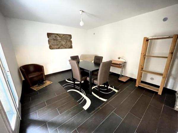 Appartement au rez-de-chaussée de chaussée, au pied de la vieille ville, avec vue sur la Cathédrale, à 50 m de la voie verte, et 5 mn du centre de Périgueux.