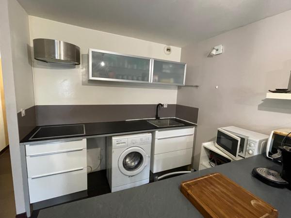 Appartement au rez-de-chaussée de chaussée, au pied de la vieille ville, avec vue sur la Cathédrale, à 50 m de la voie verte, et 5 mn du centre de Périgueux.