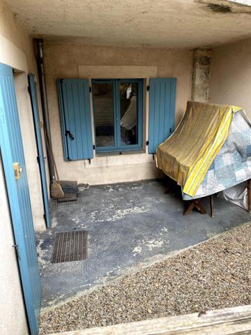 Appartement au rez-de-chaussée de chaussée, au pied de la vieille ville, avec vue sur la Cathédrale, à 50 m de la voie verte, et 5 mn du centre de Périgueux.