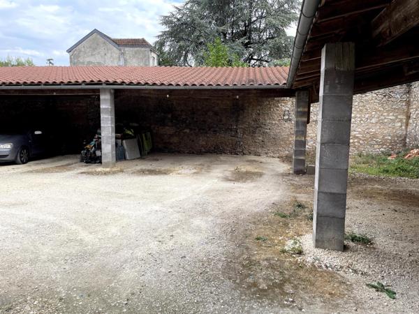 Appartement au rez-de-chaussée de chaussée, au pied de la vieille ville, avec vue sur la Cathédrale, à 50 m de la voie verte, et 5 mn du centre de Périgueux.