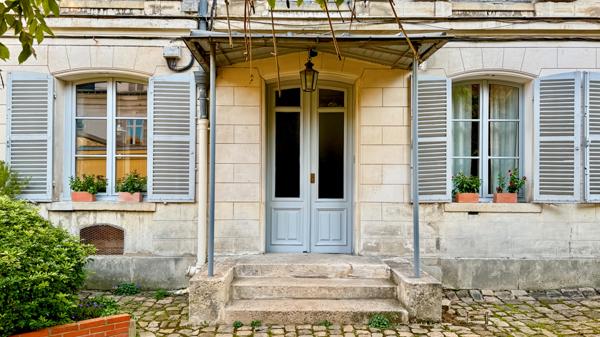 Versailles (78000) Charmant deux-pièces sous les toits au cœur de Versailles !