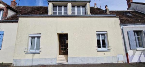 Maison de ville avec cour et garage