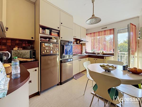 Appartement T4 lumineux avec double salon-séjour, cave et parking à Saint-Cyr-sur-Loire - Quartier La Source