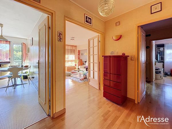 Appartement T4 lumineux avec double salon-séjour, cave et parking à Saint-Cyr-sur-Loire - Quartier La Source