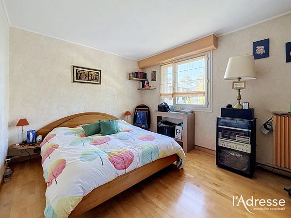Appartement T4 lumineux avec double salon-séjour, cave et parking à Saint-Cyr-sur-Loire - Quartier La Source
