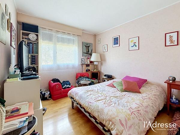 Appartement T4 lumineux avec double salon-séjour, cave et parking à Saint-Cyr-sur-Loire - Quartier La Source