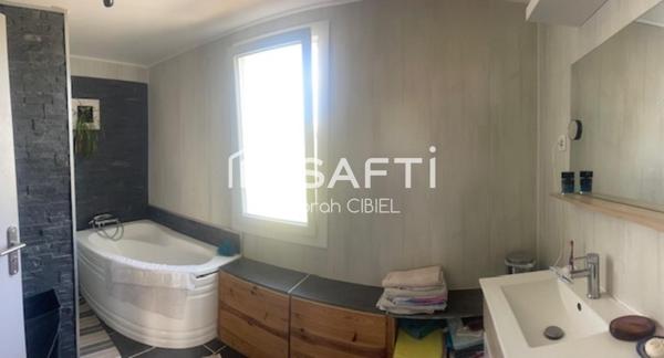 Villa quatre pièces avec garage et jardin