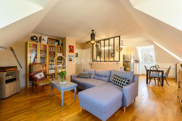 Dans un environnement particulièrement recherché de Magny-le-Hongre, découvrez cet appartement 3 pièces de 95 m² (78 m² loi carrez) en dernier étage, un bien aux dimensions particulièrement généreuses pour cette typologie.

Idéalement situé, à proximité immédiate de l’étang des colvert, il bénéficie d’un environnement calme, tout en restant à proximité des commodités et des principaux axes.

Traversant, l’appartement profite d’une belle luminosité et d’une circulation des espaces particulièrement agréable. Ses beaux volumes offrent un véritable confort de vie et permettent d’imaginer facilement différents aménagements selon vos envies.

Avec ses 95 m², ce F3 chaleureux se distingue clairement par sa surface, rarement proposée sur le marché pour ce type de bien, disposant également de deux places de parking en sous-sol.


Un appartement qui coche de nombreuses cases et qui séduira aussi bien les familles à la recherche d’espace que les acquéreurs souhaitant simplement profiter d’un véritable confort au quotidien.

À découvrir sans tarder.
