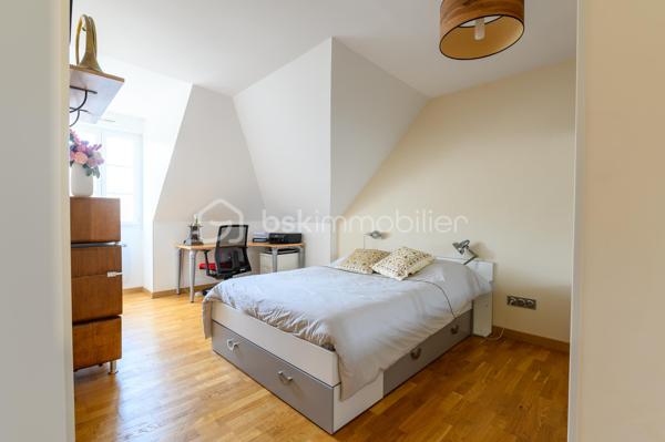 Dans un environnement particulièrement recherché de Magny-le-Hongre, découvrez cet appartement 3 pièces de 95 m² (78 m² loi carrez) en dernier étage, un bien aux dimensions particulièrement généreuses pour cette typologie.

Idéalement situé, à proximité immédiate de l’étang des colvert, il bénéficie d’un environnement calme, tout en restant à proximité des commodités et des principaux axes.

Traversant, l’appartement profite d’une belle luminosité et d’une circulation des espaces particulièrement agréable. Ses beaux volumes offrent un véritable confort de vie et permettent d’imaginer facilement différents aménagements selon vos envies.

Avec ses 95 m², ce F3 chaleureux se distingue clairement par sa surface, rarement proposée sur le marché pour ce type de bien, disposant également de deux places de parking en sous-sol.


Un appartement qui coche de nombreuses cases et qui séduira aussi bien les familles à la recherche d’espace que les acquéreurs souhaitant simplement profiter d’un véritable confort au quotidien.

À découvrir sans tarder.
