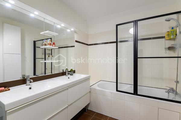 Dans un environnement particulièrement recherché de Magny-le-Hongre, découvrez cet appartement 3 pièces de 95 m² (78 m² loi carrez) en dernier étage, un bien aux dimensions particulièrement généreuses pour cette typologie.

Idéalement situé, à proximité immédiate de l’étang des colvert, il bénéficie d’un environnement calme, tout en restant à proximité des commodités et des principaux axes.

Traversant, l’appartement profite d’une belle luminosité et d’une circulation des espaces particulièrement agréable. Ses beaux volumes offrent un véritable confort de vie et permettent d’imaginer facilement différents aménagements selon vos envies.

Avec ses 95 m², ce F3 chaleureux se distingue clairement par sa surface, rarement proposée sur le marché pour ce type de bien, disposant également de deux places de parking en sous-sol.


Un appartement qui coche de nombreuses cases et qui séduira aussi bien les familles à la recherche d’espace que les acquéreurs souhaitant simplement profiter d’un véritable confort au quotidien.

À découvrir sans tarder.