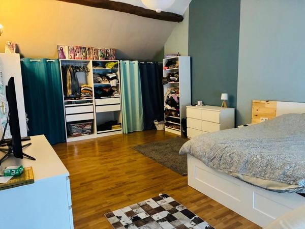 Vente                                                      Maison de village
                        
                     6 pièces                      246 m2                     à Orgères-en-Beauce