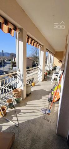 Appartement lumineux et spacieux de 105 m² idéalement situé alliant confort volumes généreux à rafraichir.